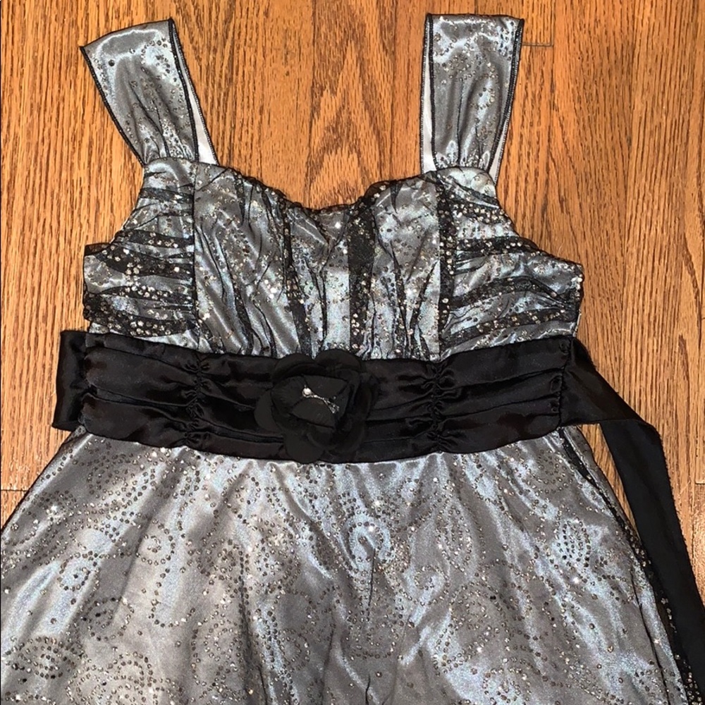 Girl’s Formal Sparkly Dress!
